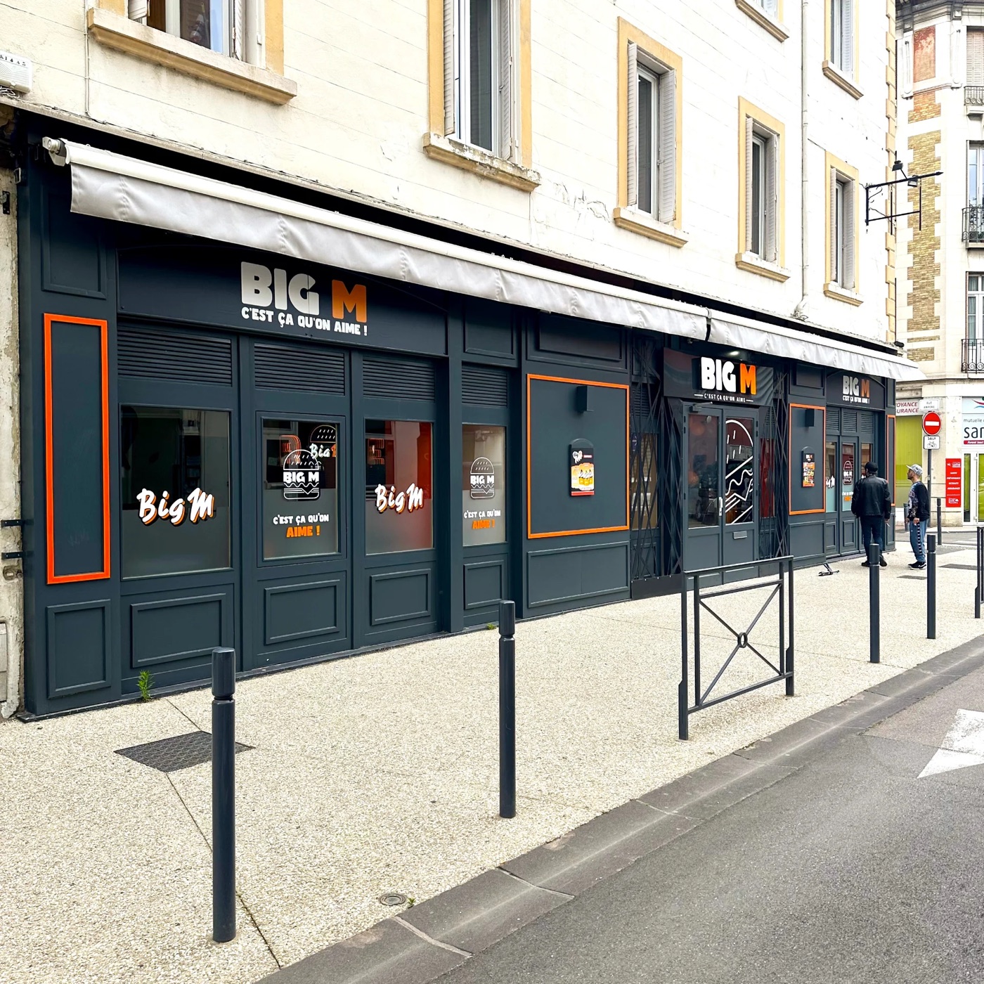 Ouvrir une franchise : réussir votre signalétique et votre identité dès le jour J